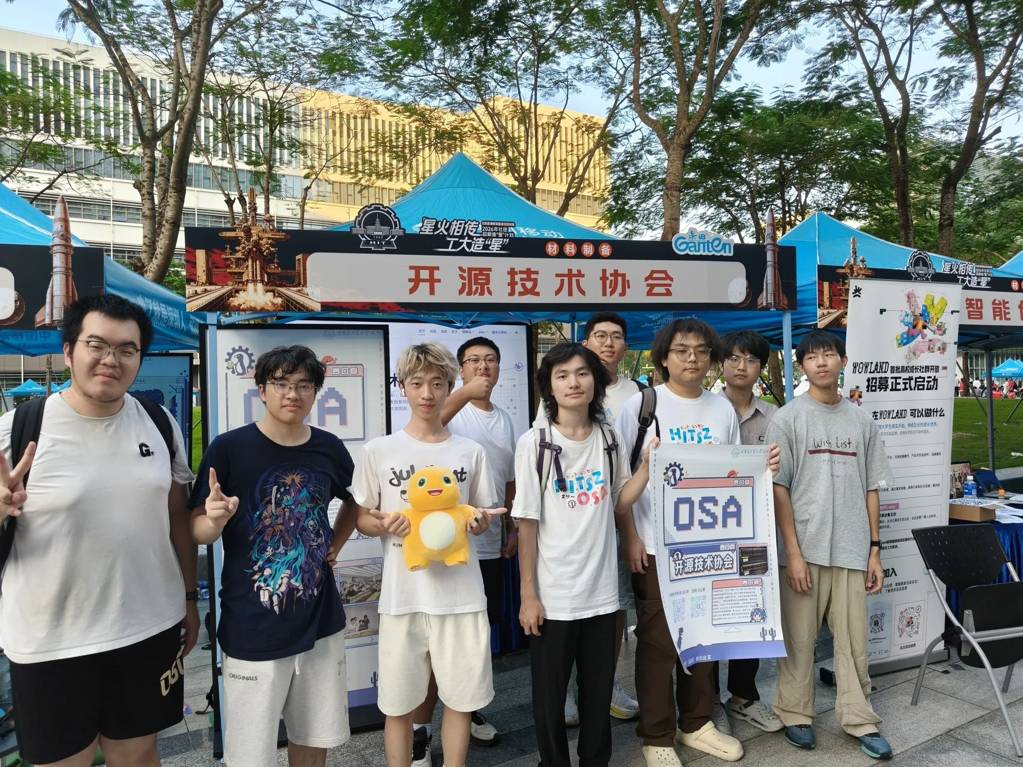 OSA 摊位前的社员合影