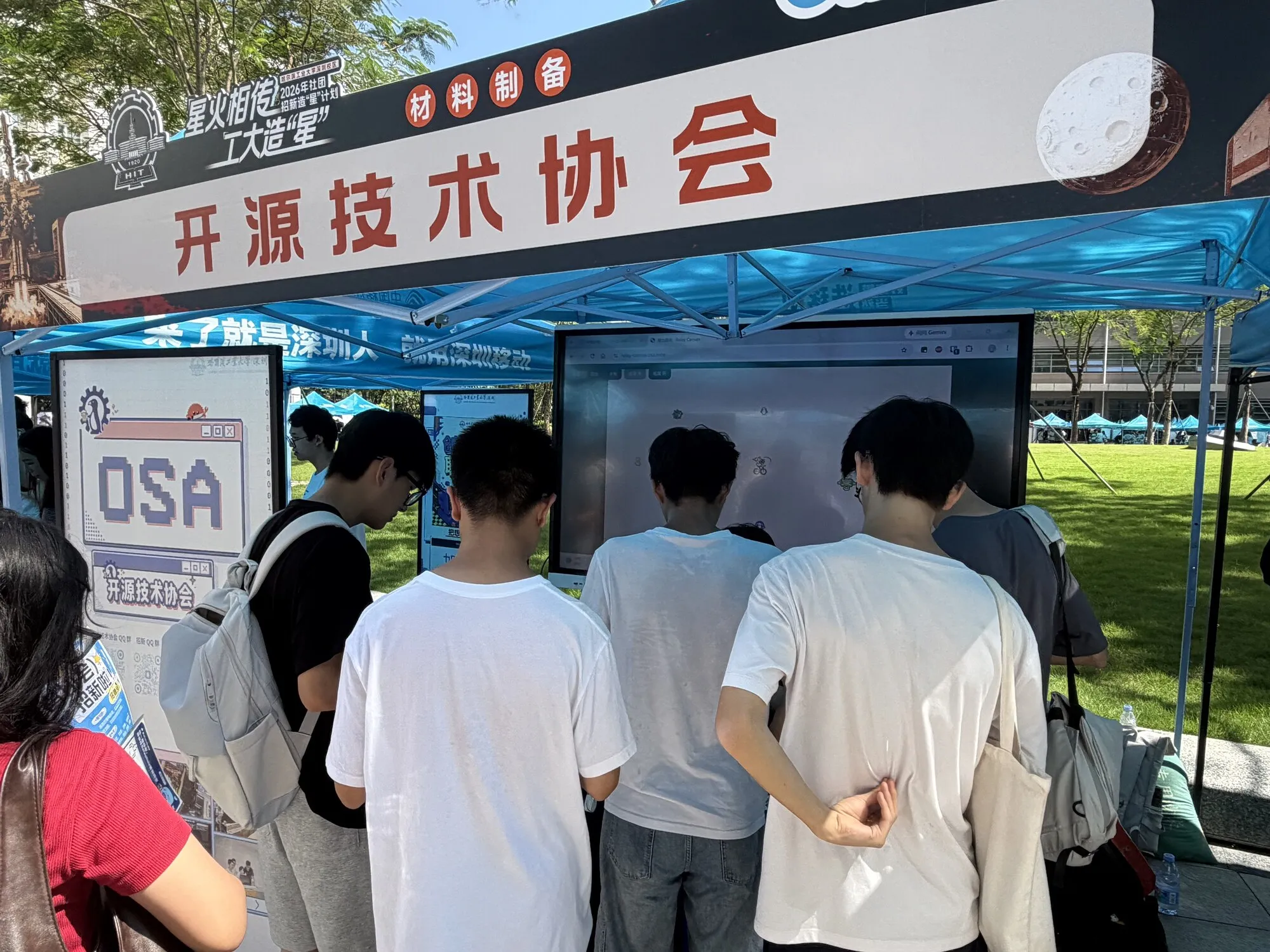 社员向同学们介绍与展示