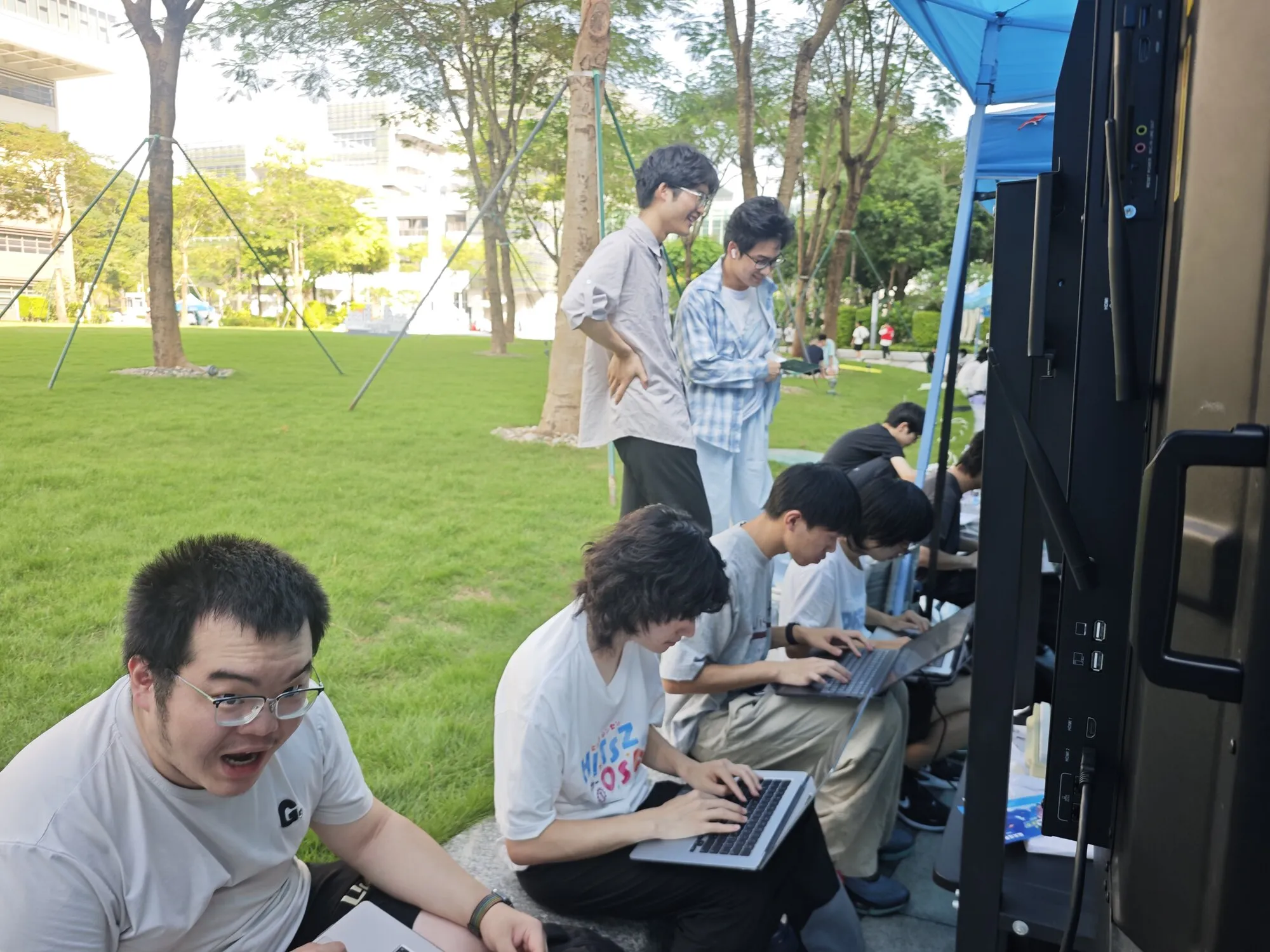 社员们自带电脑加入画板接力